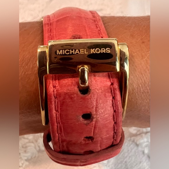 Michael Kors Camille
Women's Watch, Pink Leather Strap Gold & Crystal Bezel EUC - Picture 11 of 16